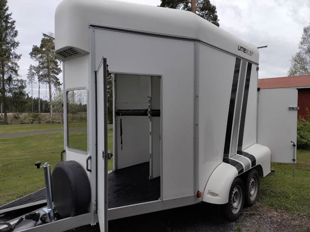 Umeå A45 Hevostraileri, etupurku - Прицеп для перевозки животных: фото 3 Umeå A45 Hevostraileri, etupurku - Прицеп для перевозки животных: фото 3