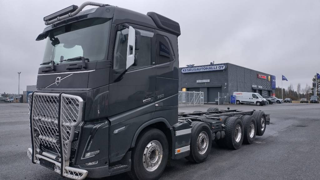 Volvo FH750 10*4 alusta,napaperät - Грузовик-шасси: фото 1 Volvo FH750 10*4 alusta,napaperät - Грузовик-шасси: фото 1