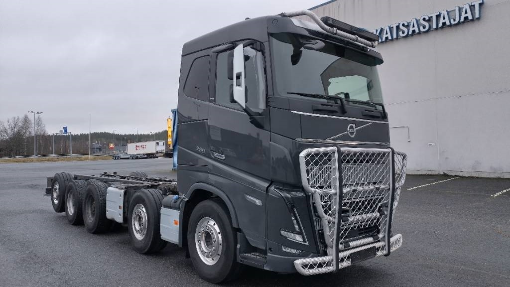 Volvo FH750 10*4 alusta,napaperät - Грузовик-шасси: фото 2 Volvo FH750 10*4 alusta,napaperät - Грузовик-шасси: фото 2