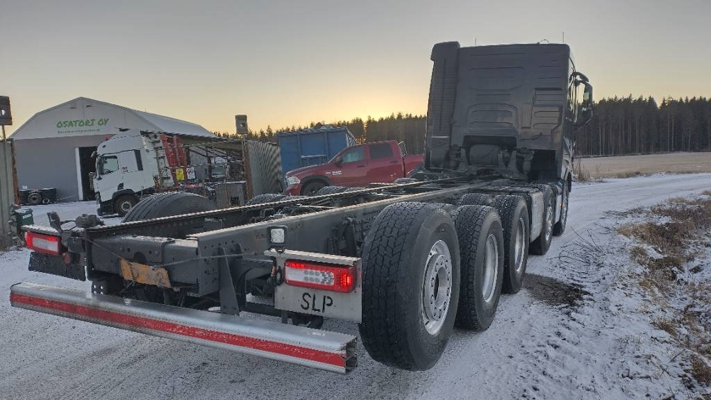 Volvo FH750 10*4 alusta,täysilmajouset - Грузовик-шасси: фото 3 Volvo FH750 10*4 alusta,täysilmajouset - Грузовик-шасси: фото 3