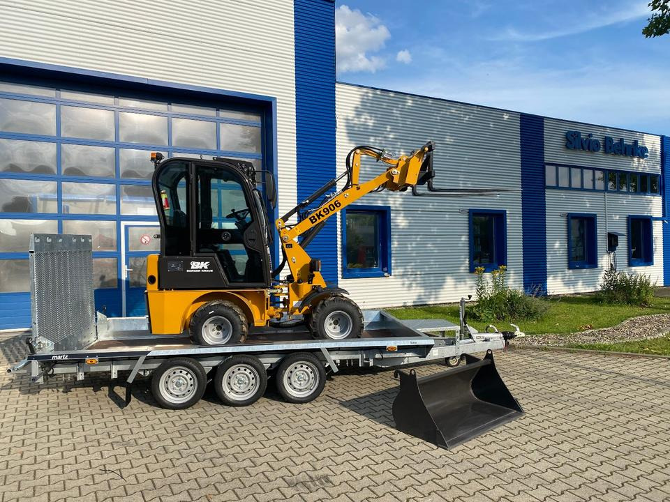 Radlader/Hoflader BK906 Kabine inkl. Tieflader und Gabel/Schaufelpaket *INKL.19% MWST*BERGER KRAUS*PERKINS*SOFORT!* - Компактный фронтальный погрузчик, Прицеп: фото 1 Radlader/Hoflader BK906 Kabine inkl. Tieflader und Gabel/Schaufelpaket *INKL.19% MWST*BERGER KRAUS*PERKINS*SOFORT!* - Компактный фронтальный погрузчик, Прицеп: фото 1