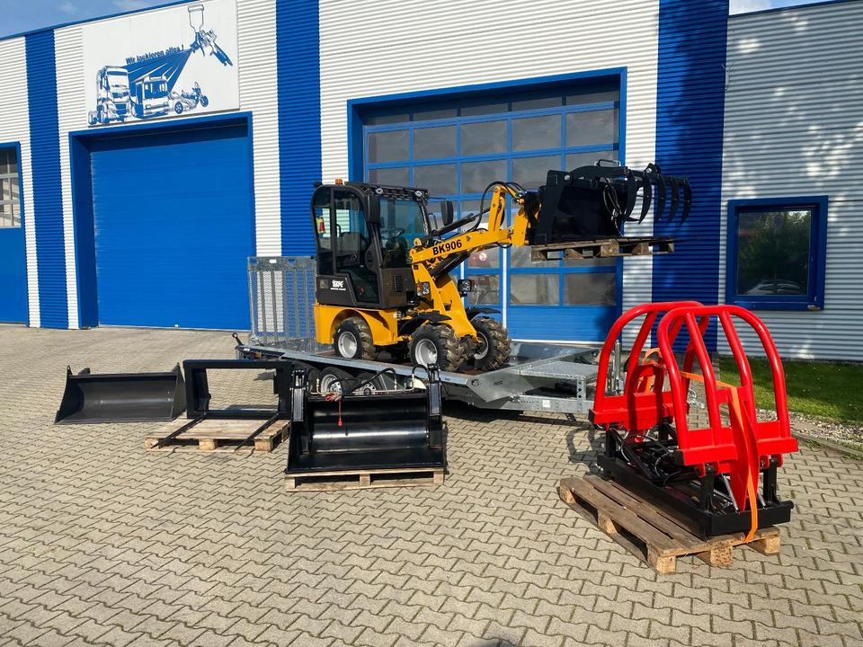 Radlader/Hoflader BK906 Kabine inkl. Tieflader und großem Zubehörpaket *INKL.19% MWST*BERGER KRAUS*PERKINS*CE*SOFORT!* - Компактный фронтальный погрузчик, Прицеп: фото 3 Radlader/Hoflader BK906 Kabine inkl. Tieflader und großem Zubehörpaket *INKL.19% MWST*BERGER KRAUS*PERKINS*CE*SOFORT!* - Компактный фронтальный погрузчик, Прицеп: фото 3