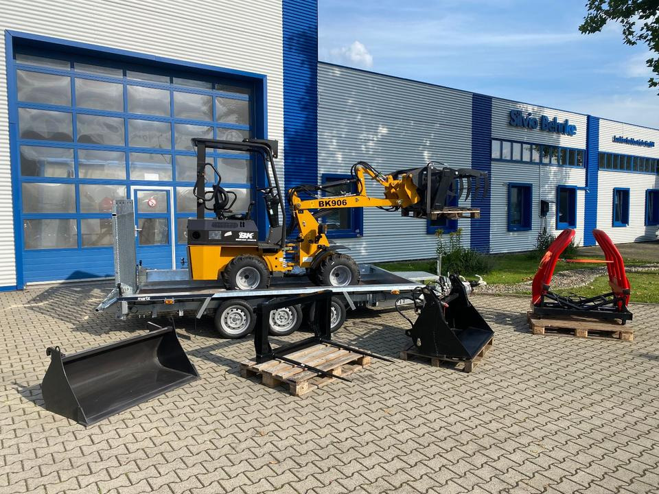 Radlader/Hoflader BK906 inkl. Tieflader und großem Zubehörpaket *INKL.19% MWST*BERGER KRAUS*PERKINS*CE*SOFORT!* - Мини-экскаватор, Прицеп: фото 1 Radlader/Hoflader BK906 inkl. Tieflader und großem Zubehörpaket *INKL.19% MWST*BERGER KRAUS*PERKINS*CE*SOFORT!* - Мини-экскаватор, Прицеп: фото 1