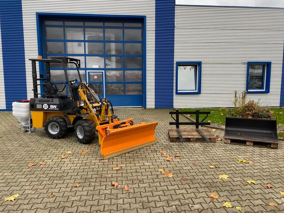 Radlader/Hoflader BK906 inkl. Winter-Komplettpaket *INKL.19% MWST.*BERGER KRAUS*PERKINS*EURO*SOFORT!* - Компактный фронтальный погрузчик: фото 1 Radlader/Hoflader BK906 inkl. Winter-Komplettpaket *INKL.19% MWST.*BERGER KRAUS*PERKINS*EURO*SOFORT!* - Компактный фронтальный погрузчик: фото 1