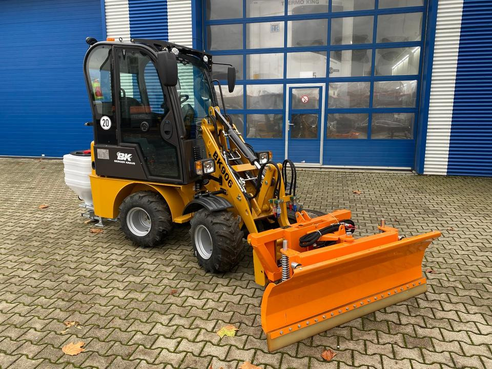 Radlader/Hoflader BK906 mit Kabine inkl. Winter-Komplettpaket *INKL.19% MWST.*BERGER KRAUS*PERKINS*EURO*SOFORT!* - Компактный фронтальный погрузчик: фото 3 Radlader/Hoflader BK906 mit Kabine inkl. Winter-Komplettpaket *INKL.19% MWST.*BERGER KRAUS*PERKINS*EURO*SOFORT!* - Компактный фронтальный погрузчик: фото 3