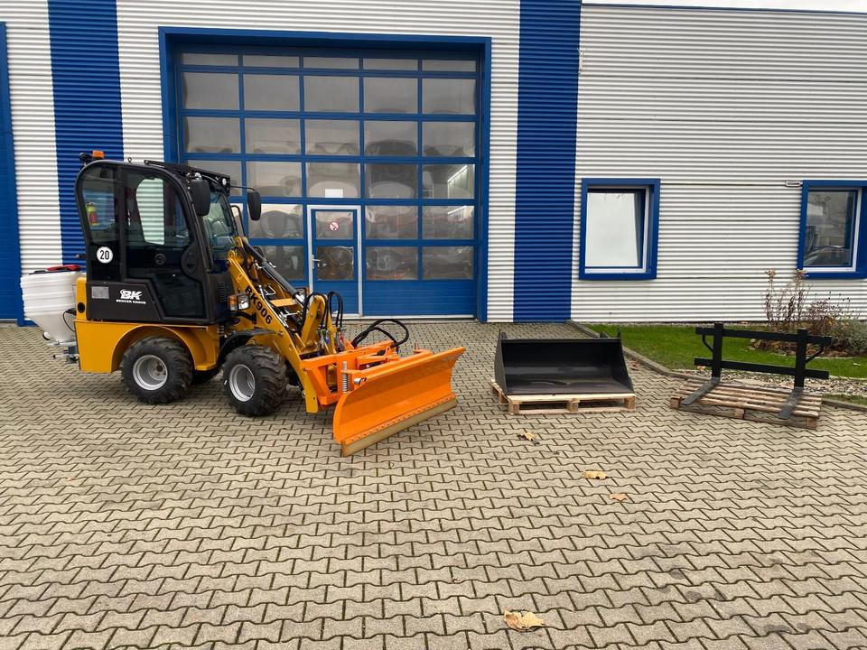 Radlader/Hoflader BK906 mit Kabine inkl. Winter-Komplettpaket *INKL.19% MWST.*BERGER KRAUS*PERKINS*EURO*SOFORT!* - Компактный фронтальный погрузчик: фото 1 Radlader/Hoflader BK906 mit Kabine inkl. Winter-Komplettpaket *INKL.19% MWST.*BERGER KRAUS*PERKINS*EURO*SOFORT!* - Компактный фронтальный погрузчик: фото 1