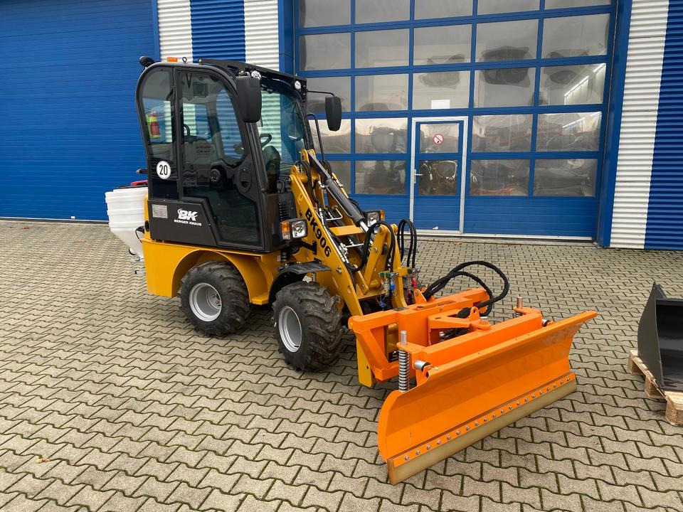 Radlader/Hoflader BK906 mit Kabine inkl. Winter-Komplettpaket *INKL.19% MWST.*BERGER KRAUS*PERKINS*EURO*SOFORT!* - Компактный фронтальный погрузчик: фото 3 Radlader/Hoflader BK906 mit Kabine inkl. Winter-Komplettpaket *INKL.19% MWST.*BERGER KRAUS*PERKINS*EURO*SOFORT!* - Компактный фронтальный погрузчик: фото 3