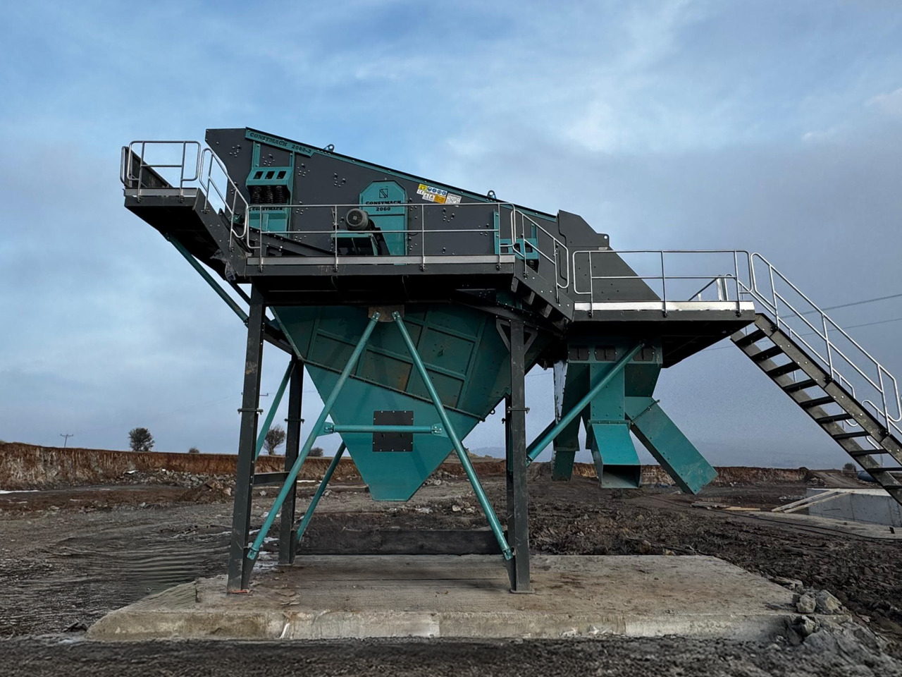 Constmach Vibrating Screen Systems 70-95 Tph 2-3-4 Stages 1200x4000 Mm - Грохот: фото 1 Constmach Vibrating Screen Systems 70-95 Tph 2-3-4 Stages 1200x4000 Mm - Грохот: фото 1