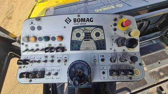 Асфальтоукладчик Bomag BF700C-2: фото 11