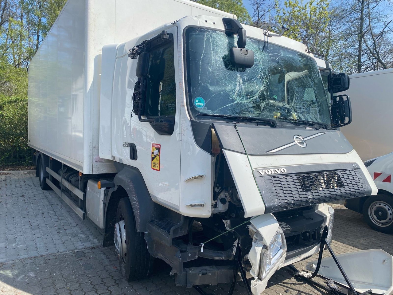 Volvo FL 16.280 Koffer Unfallschaden - Грузовик с закрытым кузовом: фото 1 Volvo FL 16.280 Koffer Unfallschaden - Грузовик с закрытым кузовом: фото 1