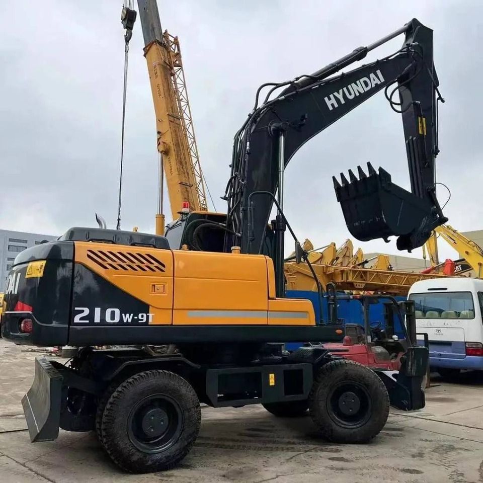 Hyundai R210W-9 - Колёсный экскаватор: фото 1 Hyundai R210W-9 - Колёсный экскаватор: фото 1