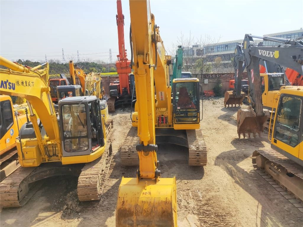 Komatsu PC200-7 - Гусеничный экскаватор: фото 3 Komatsu PC200-7 - Гусеничный экскаватор: фото 3