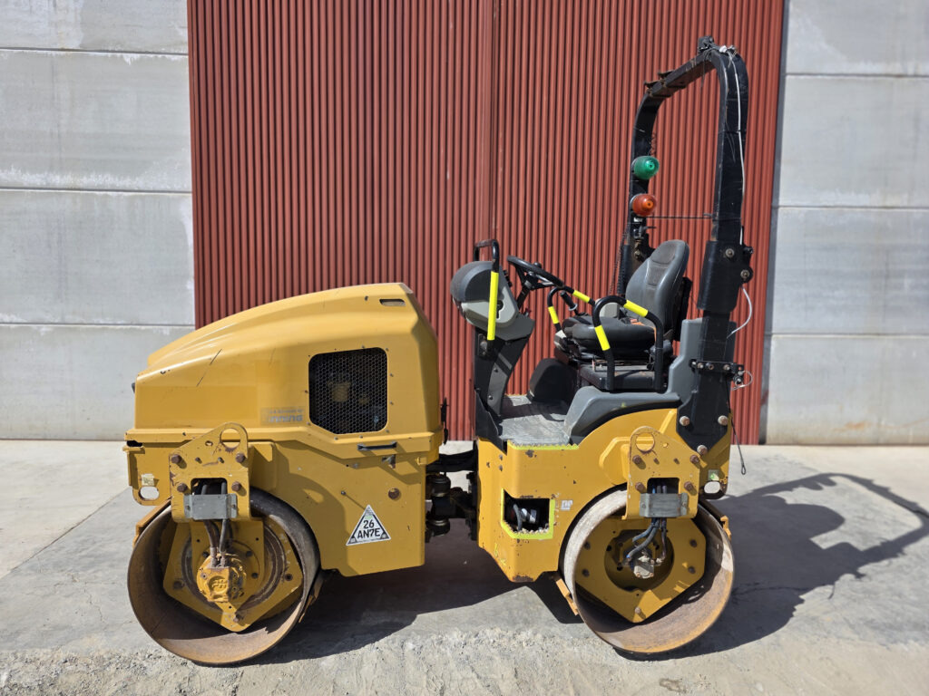 CAT CB24B - Каток: фото 2 CAT CB24B - Каток: фото 2