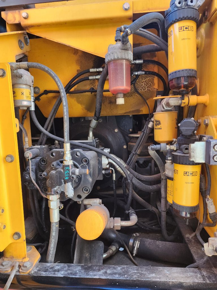 Гусеничный экскаватор JCB JS131LC: фото 6