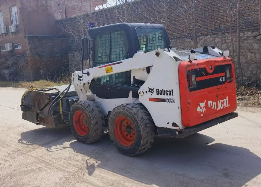 BOBCAT S550 - Мини-погрузчик с бортовым поворотом: фото 1 BOBCAT S550 - Мини-погрузчик с бортовым поворотом: фото 1