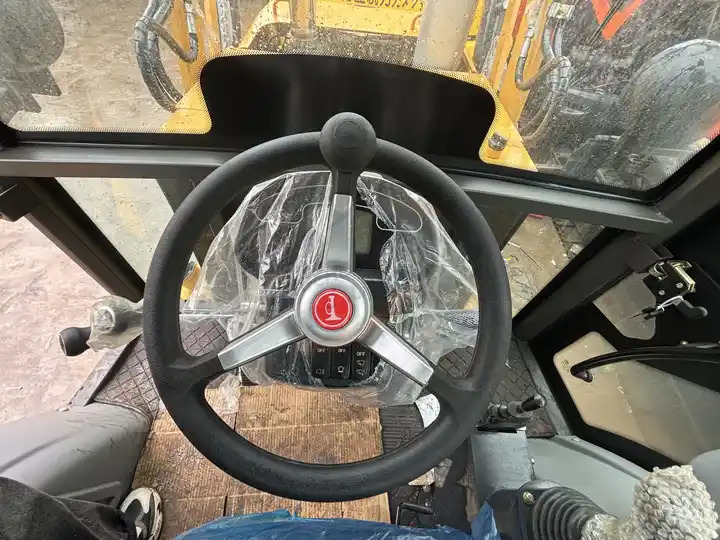 Новый Экскаватор-погрузчик HT636 Mini Tractor with Front End Loader and Backhoe Efficient Cat 420F2 Backhoe Loader Weichai Engine New Condition: фото 6 Новый Экскаватор-погрузчик HT636 Mini Tractor with Front End Loader and Backhoe Efficient Cat 420F2 Backhoe Loader Weichai Engine New Condition: фото 6