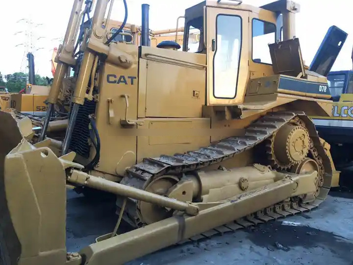 Used Cat Caterpillar D7r Bulldozer Japan Original Cheap Price Small Crawler Bulldozer D7r with good condition on Sale - Бульдозер: фото 3 Used Cat Caterpillar D7r Bulldozer Japan Original Cheap Price Small Crawler Bulldozer D7r with good condition on Sale - Бульдозер: фото 3