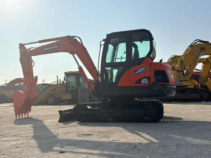 Used excavator doosan dx60 excavators earth-moving machinery doosan dx60 dx80 dx75 dx225 dh60 dh60-7for sale - Гусеничный экскаватор: фото 2 Used excavator doosan dx60 excavators earth-moving machinery doosan dx60 dx80 dx75 dx225 dh60 dh60-7for sale - Гусеничный экскаватор: фото 2