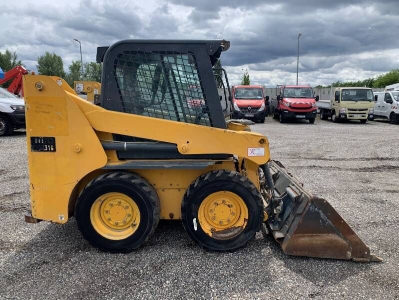 Gehl R 135 - Мини-погрузчик с бортовым поворотом: фото 4 Gehl R 135 - Мини-погрузчик с бортовым поворотом: фото 4