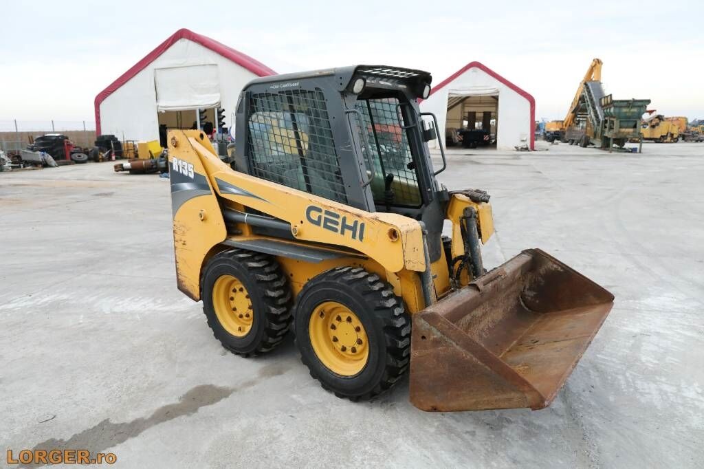 Gehl R 135 - Мини-погрузчик с бортовым поворотом: фото 4 Gehl R 135 - Мини-погрузчик с бортовым поворотом: фото 4
