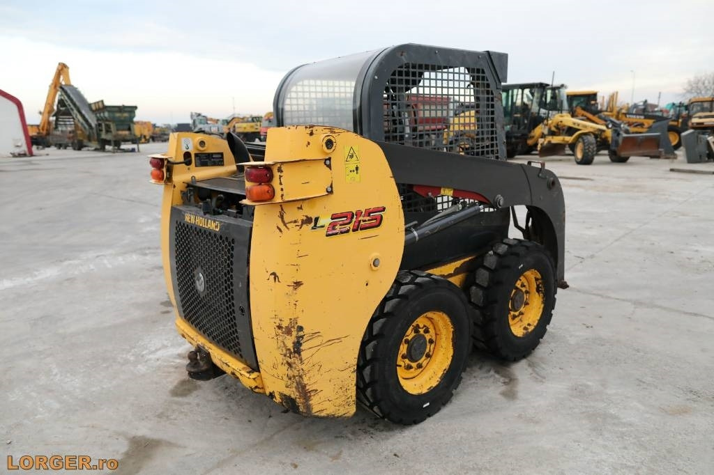 New Holland L 215 - Мини-погрузчик с бортовым поворотом: фото 3 New Holland L 215 - Мини-погрузчик с бортовым поворотом: фото 3