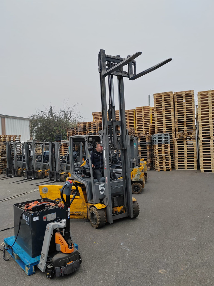 Электропогрузчик Jungheinrich EFG320 no battery ( 3 st paket ): фото 11