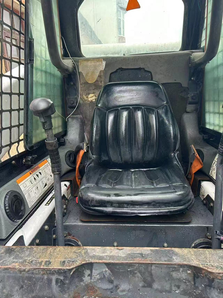 Bobcat S300 - Мини-погрузчик с бортовым поворотом: фото 4 Bobcat S300 - Мини-погрузчик с бортовым поворотом: фото 4
