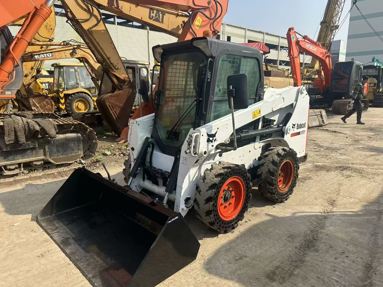 Bobcat S550 - Мини-погрузчик с бортовым поворотом: фото 1 Bobcat S550 - Мини-погрузчик с бортовым поворотом: фото 1
