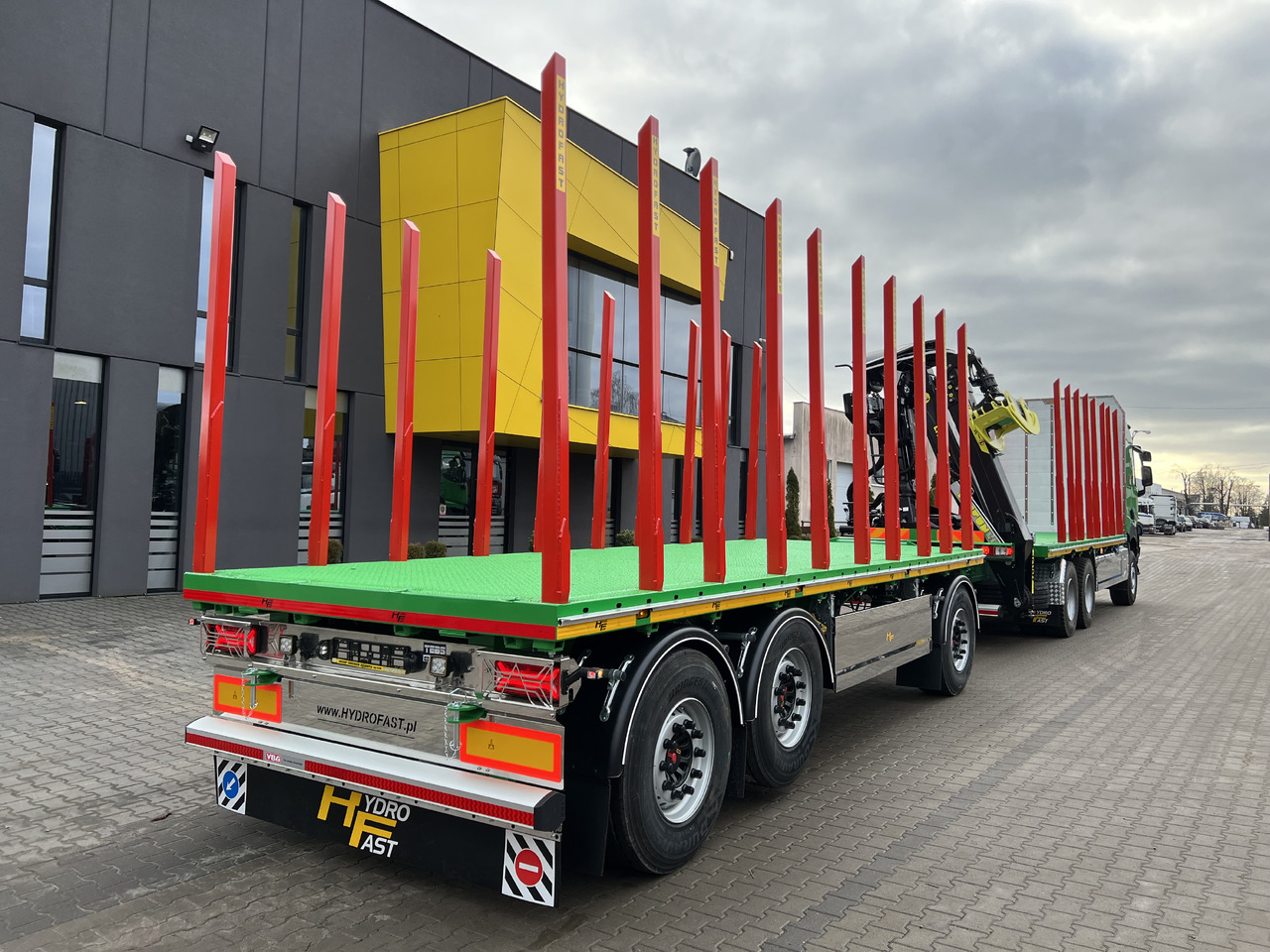 Hydrofast Przyczepa platforma 3 osiowa do przewozu drewna / 3-axle platform trailer for timber transport - Прицеп бортовой/ Платформа: фото 2 Hydrofast Przyczepa platforma 3 osiowa do przewozu drewna / 3-axle platform trailer for timber transport - Прицеп бортовой/ Платформа: фото 2