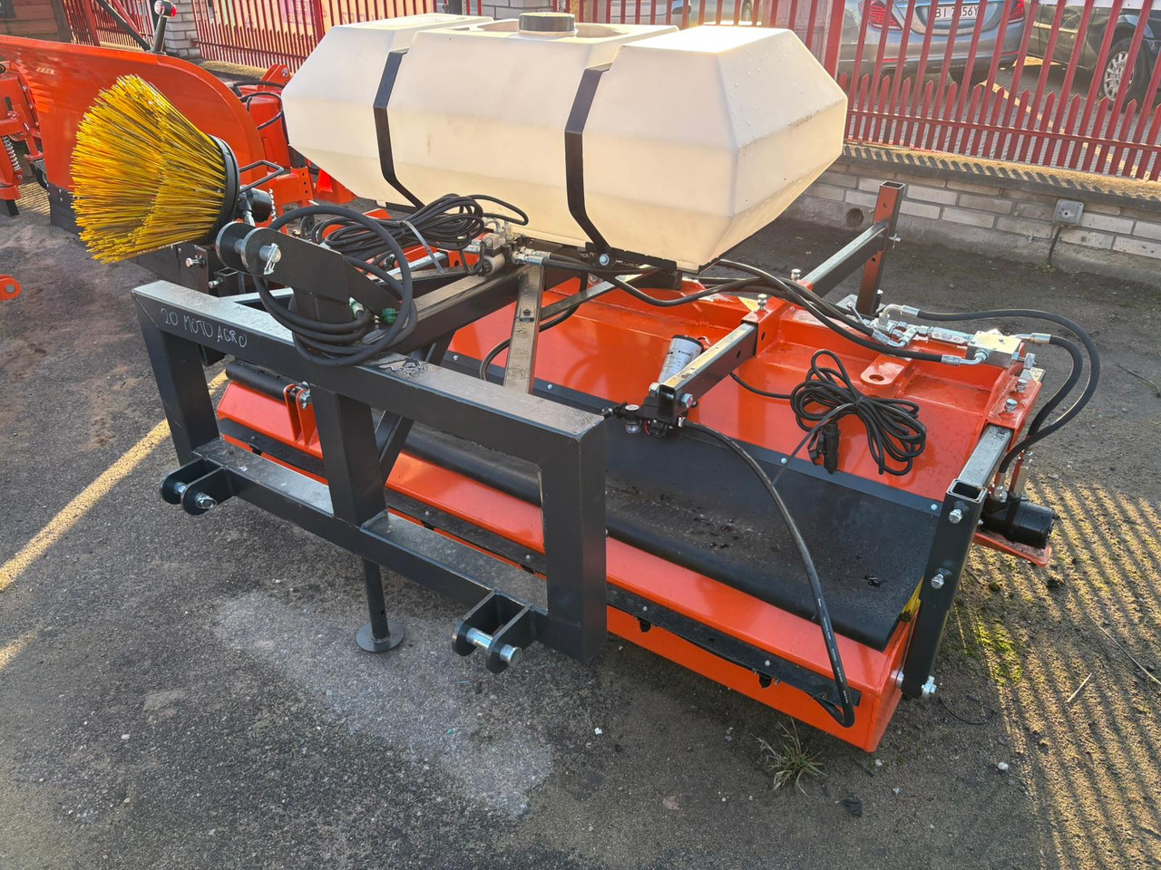 METAL-TECHNIK Kehrmaschine / Sweeper / Balayeuse / Spazzolatrice / Подметательно-уборочная машина / Zamiatarka 2 m - Щетка для Фронтальных погрузчиков для тракторов: фото 5 METAL-TECHNIK Kehrmaschine / Sweeper / Balayeuse / Spazzolatrice / Подметательно-уборочная машина / Zamiatarka 2 m - Щетка для Фронтальных погрузчиков для тракторов: фото 5