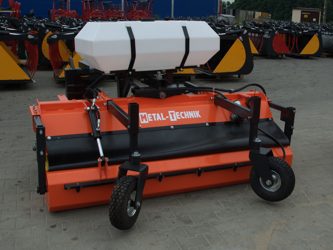 METAL-TECHNIK Kehrmaschine / Sweeper / Balayeuse / Spazzolatrice / Подметательно-уборочная машина / Zamiatarka 2 m - Щетка для Фронтальных погрузчиков для тракторов: фото 1 METAL-TECHNIK Kehrmaschine / Sweeper / Balayeuse / Spazzolatrice / Подметательно-уборочная машина / Zamiatarka 2 m - Щетка для Фронтальных погрузчиков для тракторов: фото 1