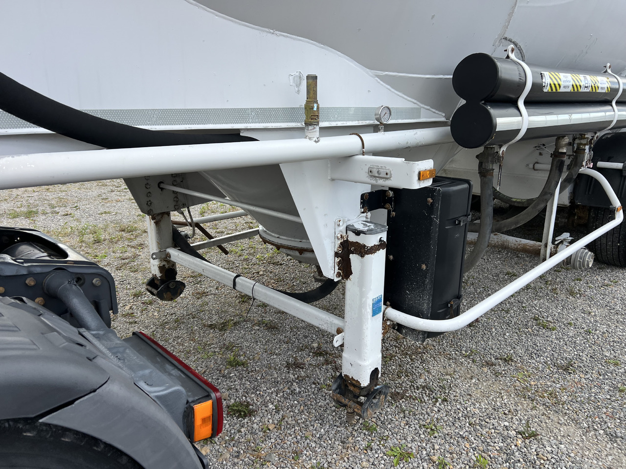 SPITZER S27DR-F010 - Полуприцеп цистерна для сыпучих грузов: фото 4 SPITZER S27DR-F010 - Полуприцеп цистерна для сыпучих грузов: фото 4