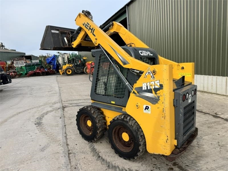 Gehl R135 Skid Steer - Мини-погрузчик с бортовым поворотом: фото 2 Gehl R135 Skid Steer - Мини-погрузчик с бортовым поворотом: фото 2