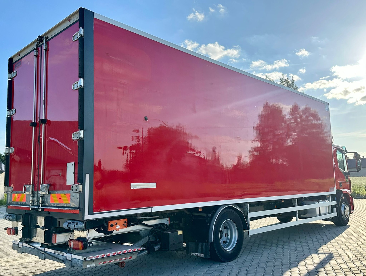 IVECO EUROCARGO 180-320 / CHŁODNIA / WINDA / 21 PALET / 8.5 M DŁUGOŚCI / CARRIER / SYPIALKA / EURO 6 - Рефрижератор: фото 4 IVECO EUROCARGO 180-320 / CHŁODNIA / WINDA / 21 PALET / 8.5 M DŁUGOŚCI / CARRIER / SYPIALKA / EURO 6 - Рефрижератор: фото 4