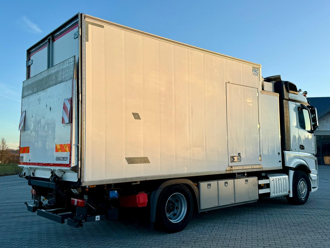 MERCEDES-BENZ ACTROS 1840 / CHŁODNIA / WINDA / 15 EUROPALET / 6.10 M DŁUGOŚCI / DUŻA KABINA / AUTOMAT / SPROWADZONY / SERWISOWANY / EURO 6 - Рефрижератор: фото 3 MERCEDES-BENZ ACTROS 1840 / CHŁODNIA / WINDA / 15 EUROPALET / 6.10 M DŁUGOŚCI / DUŻA KABINA / AUTOMAT / SPROWADZONY / SERWISOWANY / EURO 6 - Рефрижератор: фото 3