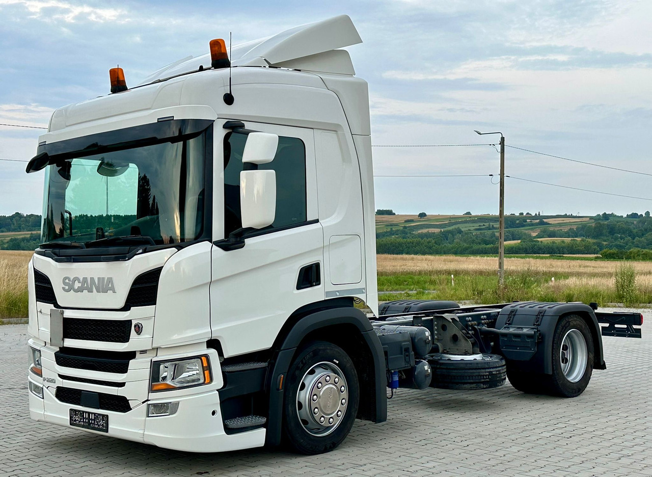 SCANIA P220 / RAMA DO ZABUDOWY / ROZSTAW OSI 3.90 M / SILNIK 6 / WYWROTKA / BECZKA / HAKOWIEC / UTRZYMANIE DRÓG / AUTOMAT / 2019 ROK / NISKI PRZEBIEG - Грузовик-шасси: фото 2 SCANIA P220 / RAMA DO ZABUDOWY / ROZSTAW OSI 3.90 M / SILNIK 6 / WYWROTKA / BECZKA / HAKOWIEC / UTRZYMANIE DRÓG / AUTOMAT / 2019 ROK / NISKI PRZEBIEG - Грузовик-шасси: фото 2