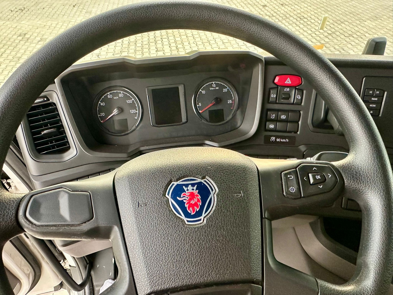Грузовик-шасси SCANIA P220 / RAMA DO ZABUDOWY / ROZSTAW OSI 3.90 M / SILNIK 6 / WYWROTKA / BECZKA / HAKOWIEC / UTRZYMANIE DRÓG / AUTOMAT / 2019 ROK / NISKI PRZEBIEG: фото 27