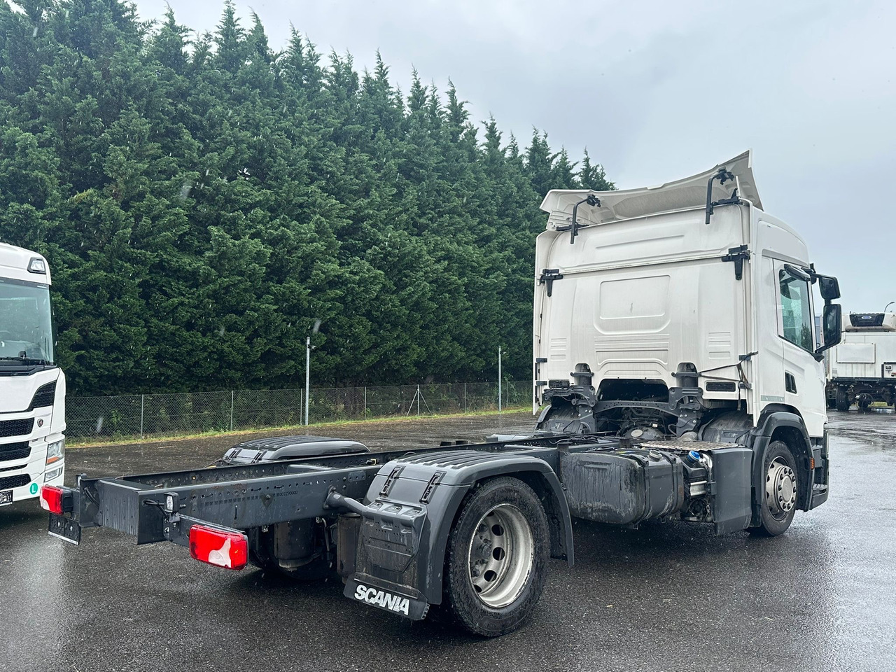 SCANIA P220 / RAMA DO ZABUDOWY / ROZSTAW OSI 3.90 M / SILNIK 6 / WYWROTKA / BECZKA / HAKOWIEC / UTRZYMANIE DRÓG / AUTOMAT / 2019 ROK / NISKI PRZEBIEG - Грузовик-шасси: фото 3 SCANIA P220 / RAMA DO ZABUDOWY / ROZSTAW OSI 3.90 M / SILNIK 6 / WYWROTKA / BECZKA / HAKOWIEC / UTRZYMANIE DRÓG / AUTOMAT / 2019 ROK / NISKI PRZEBIEG - Грузовик-шасси: фото 3