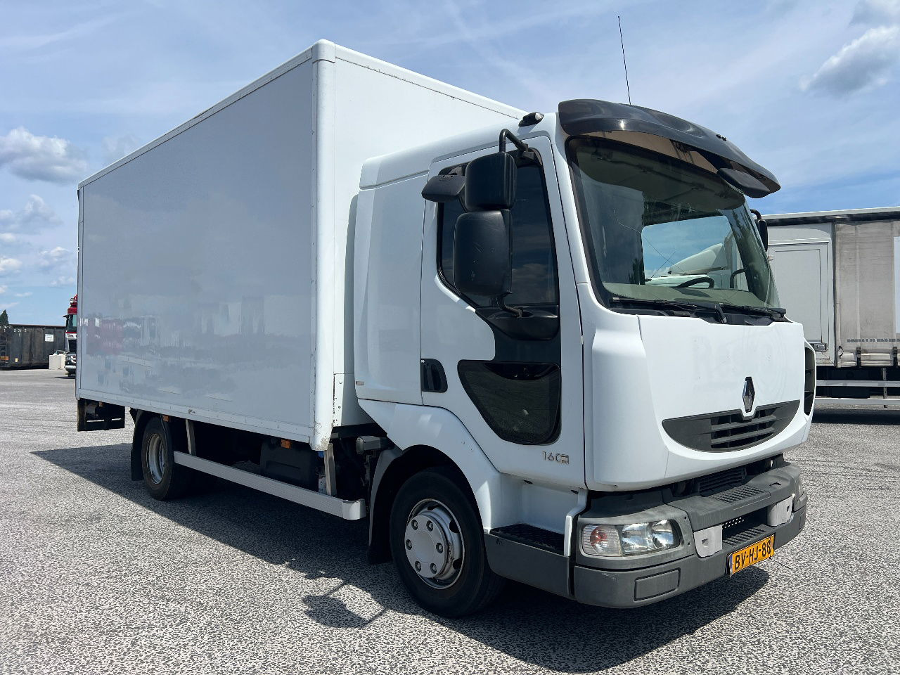 Renault Midliner 160 Manual - Грузовик с закрытым кузовом: фото 2 Renault Midliner 160 Manual - Грузовик с закрытым кузовом: фото 2
