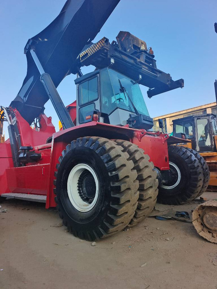 Kalmar DRF 450 - Ричстакер: фото 1 Kalmar DRF 450 - Ричстакер: фото 1