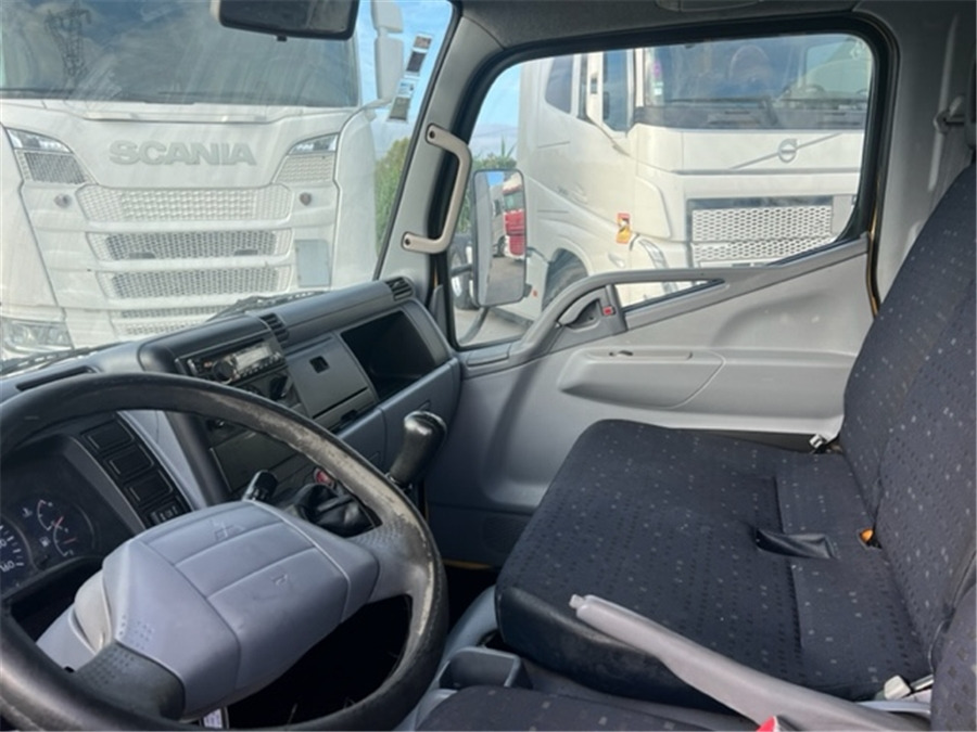 Фото интерьера 1: Mitsubishi Canter лизинг Mitsubishi Canter