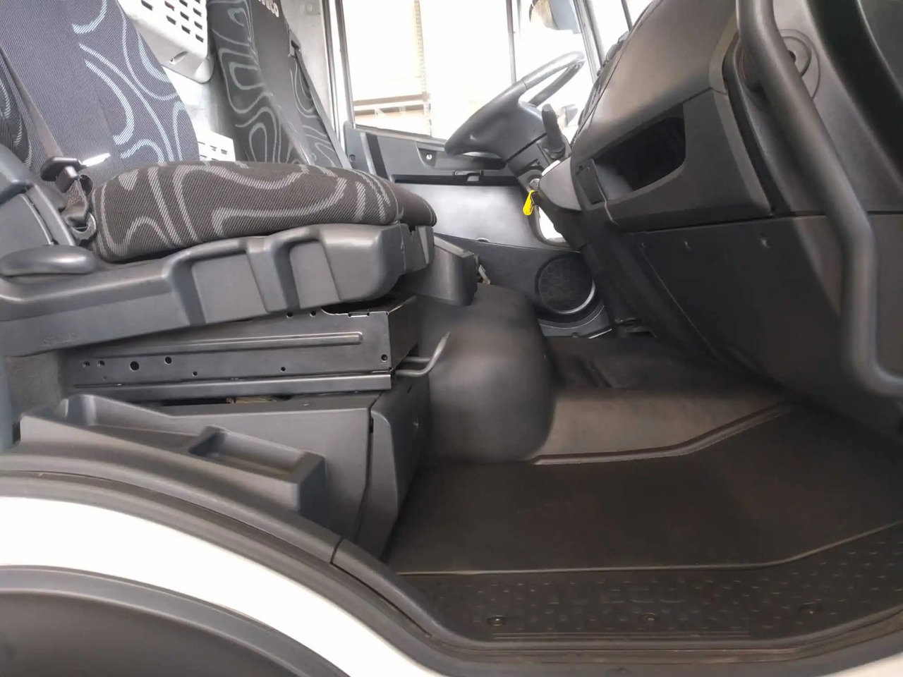 Грузовик с закрытым кузовом IVECO EUROCARGO 120E18: фото 12