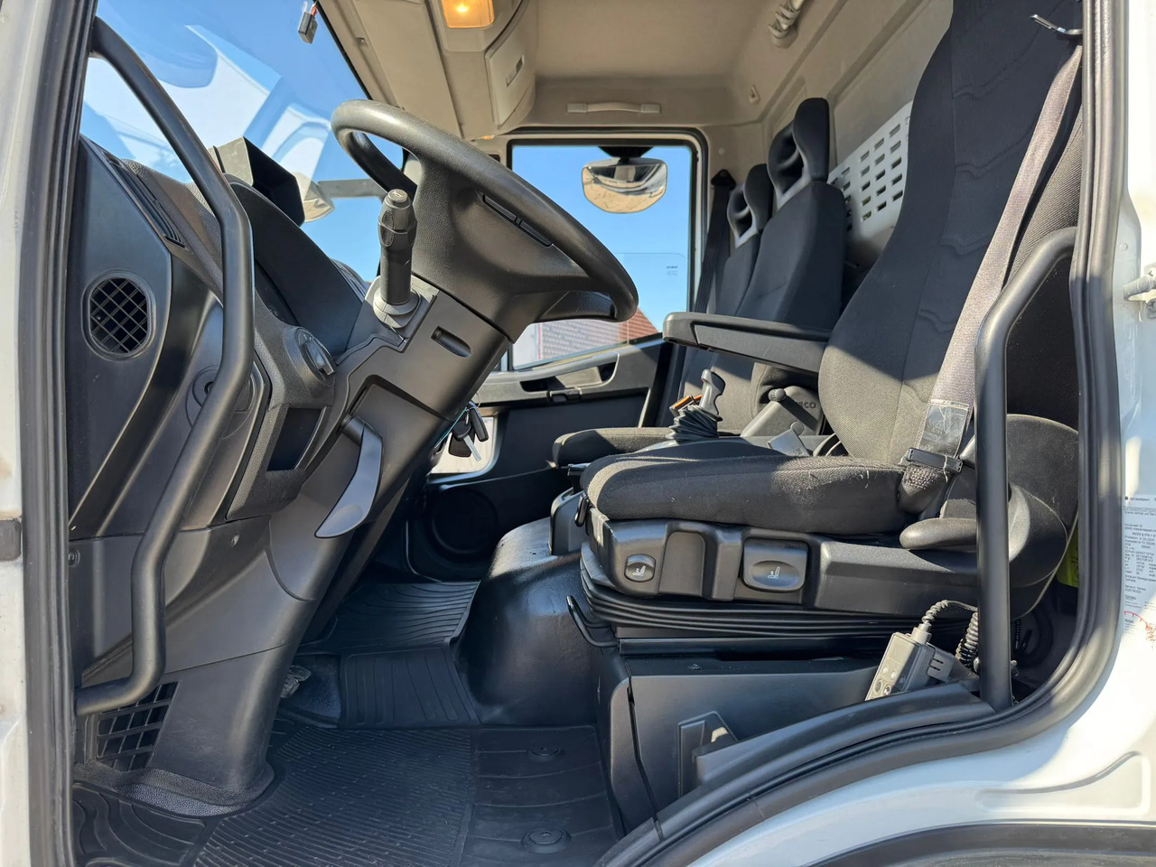 IVECO EUROCARGO 140E28P - Тентованный грузовик: фото 3 IVECO EUROCARGO 140E28P - Тентованный грузовик: фото 3