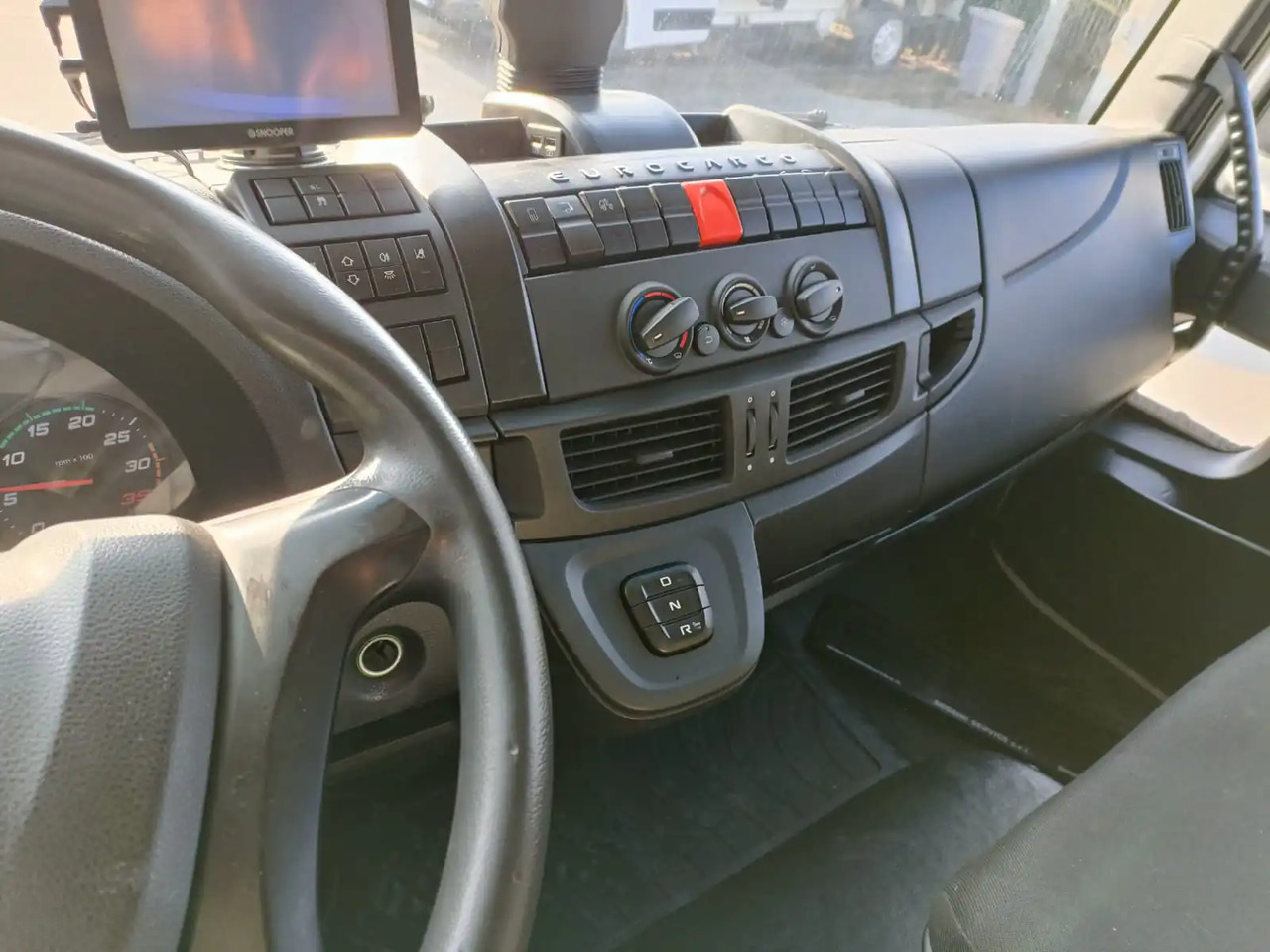 IVECO EUROCARGO 140E28P - Грузовик-шасси: фото 5 IVECO EUROCARGO 140E28P - Грузовик-шасси: фото 5