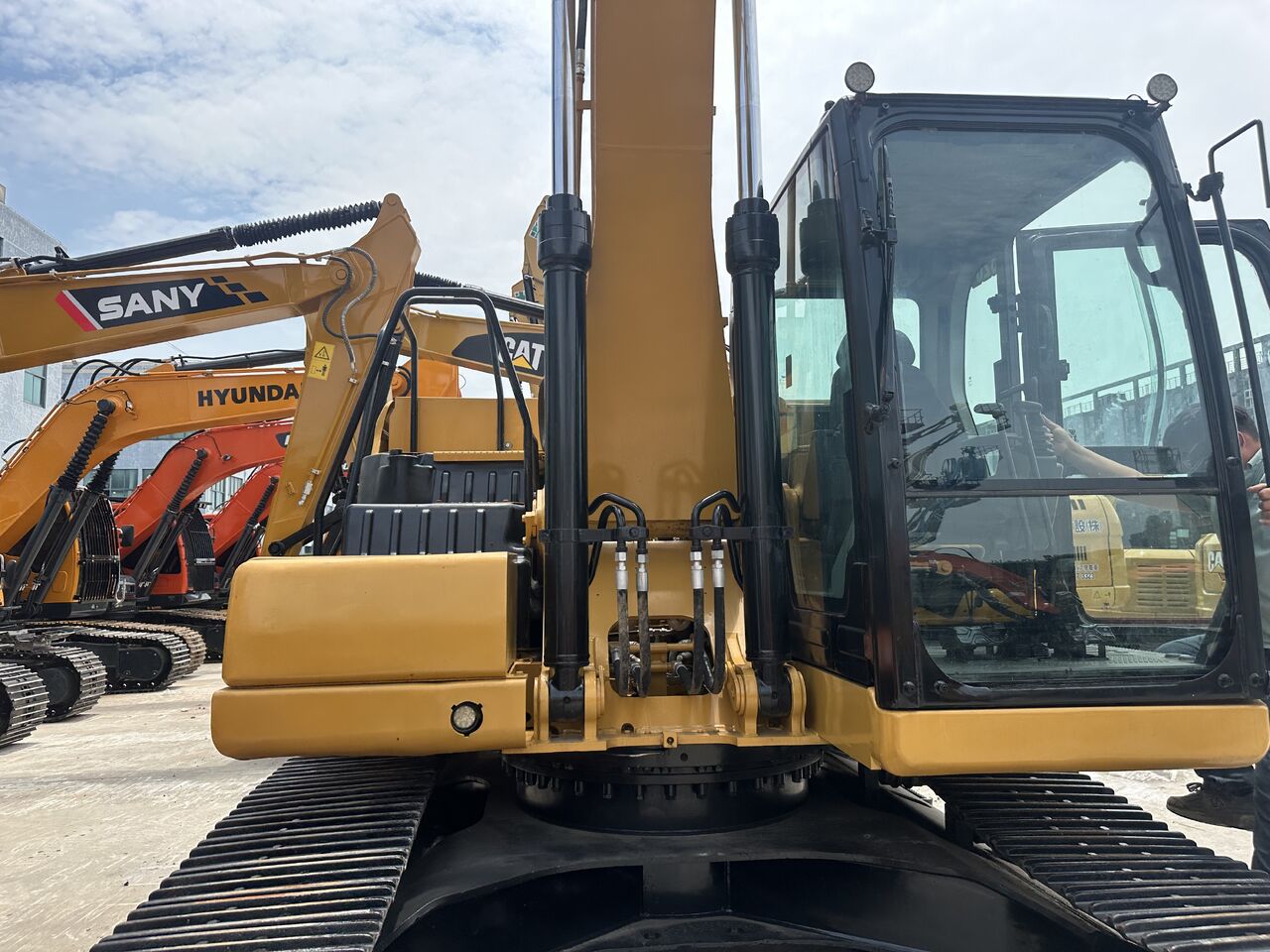 Caterpillar 320GC - Гусеничный экскаватор: фото 2 Caterpillar 320GC - Гусеничный экскаватор: фото 2