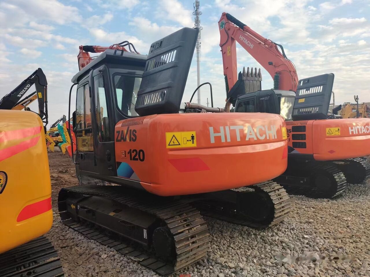 Hitachi ZX120 - Гусеничный экскаватор: фото 2 Hitachi ZX120 - Гусеничный экскаватор: фото 2