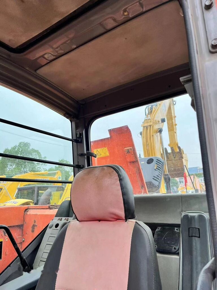 Hitachi ZX135 - Гусеничный экскаватор: фото 3 Hitachi ZX135 - Гусеничный экскаватор: фото 3