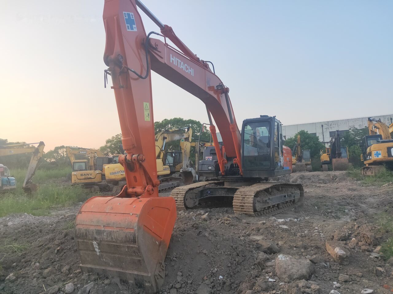 Hitachi ZX210 - Гусеничный экскаватор: фото 3 Hitachi ZX210 - Гусеничный экскаватор: фото 3