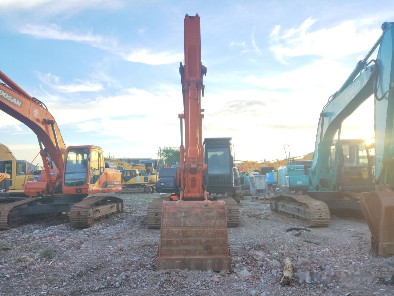 Hitachi ZX210 - Гусеничный экскаватор: фото 1 Hitachi ZX210 - Гусеничный экскаватор: фото 1