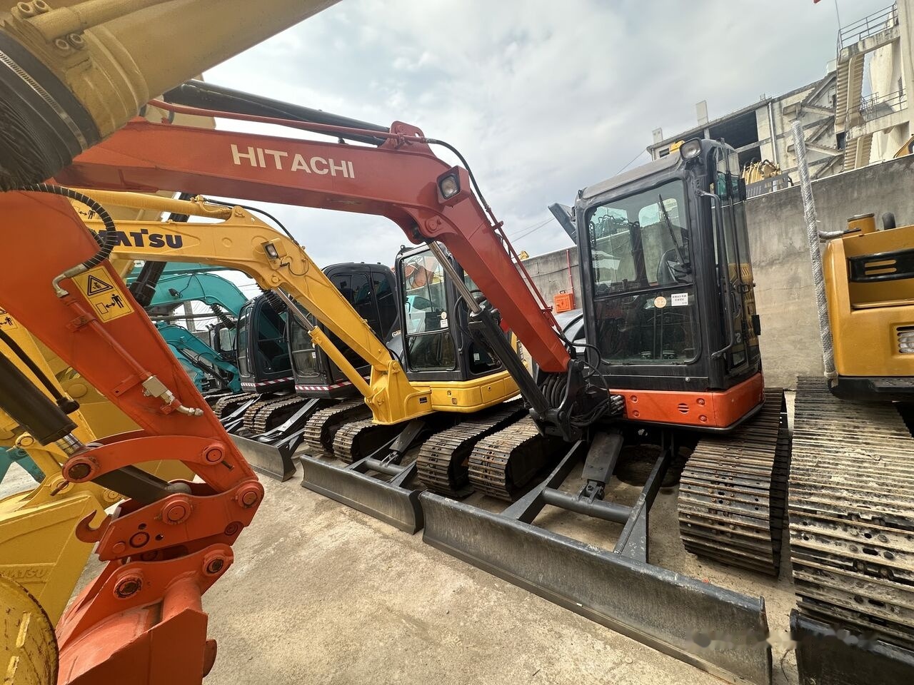 Hitachi ZX50U-2 - Мини-экскаватор: фото 2 Hitachi ZX50U-2 - Мини-экскаватор: фото 2